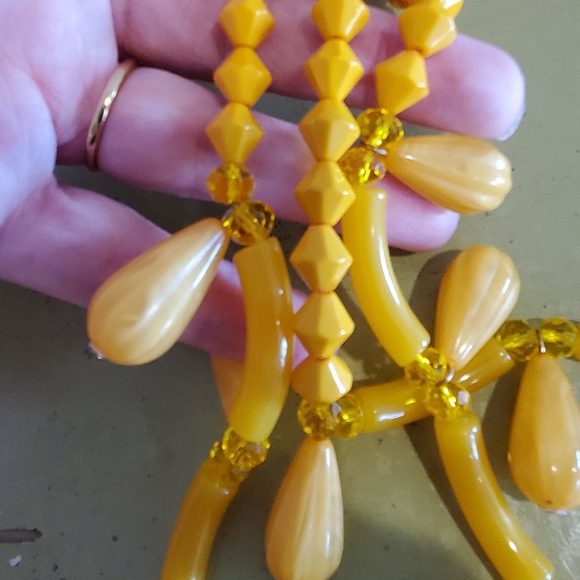 Vintage bakelite ? Yellow unique triple beaded necklace statement bib 70's 80's - Picture 6 of 16